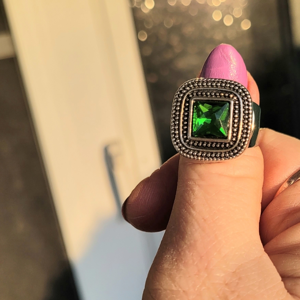 NWT Green Stone Square Snap Ring with Silver Plated Snap Bezel